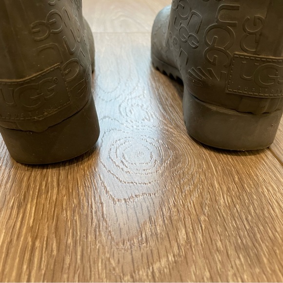 Size 8 Ugg rubber rain boots - Picture 6 of 9
